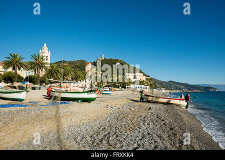 Angelboote/Fischerboote am Strand, Noli, Provinz von Savona, Ligurien, Italien Stockfoto