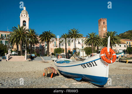 Angelboote/Fischerboote am Strand, Noli, Provinz von Savona, Ligurien, Italien Stockfoto