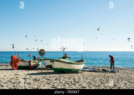 Angelboote/Fischerboote am Strand, Noli, Provinz von Savona, Ligurien, Italien Stockfoto