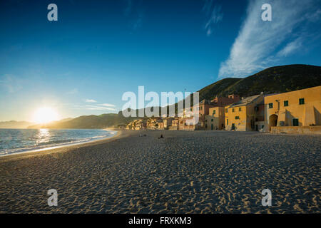 Strand im Sonnenuntergang, Varigotti, Finale Ligure, Provinz von Savona, Ligurien, Italien Stockfoto