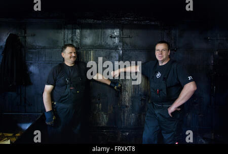 Ofen in einer Räucherkammer, vom linken Dietmar Lindemann und Joachim Thurow, ältesten Räucherei in Vorpommern, Freest, Mecklenburg-Vorpommern, Deutschland Stockfoto