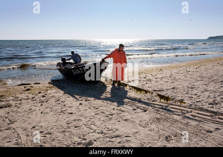 Fischer am Strand, Baabe, Rügen, Ostsee, Mecklenburg-Vorpommern, Deutschland Stockfoto