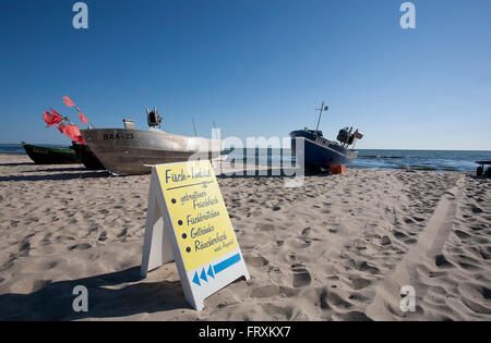 Fischerboot am Strand, Baabe, Rügen, Ostsee, Mecklenburg-Vorpommern, Deutschland Stockfoto