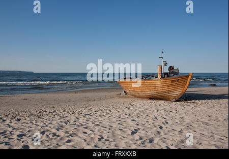 Fischerei Kuse, Fischerboot am Strand, Binz, Mecklenburg-Vorpommern, Deutschland Stockfoto