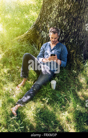 Business Mann Sms Gegen Graue Wand Mit Mathe Doodles Stockfoto Bild