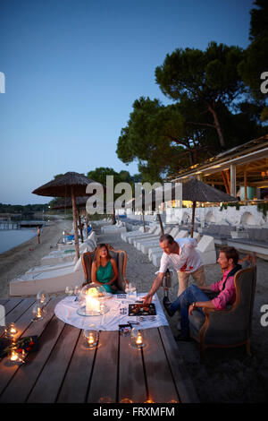 Candlelight-Dinner am Strand, Vourvourou, Sithonia, Chalkidiki, Griechenland Stockfoto
