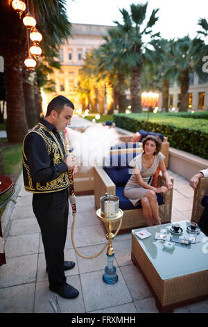 Mann, die Shisha in eine Hotel-Bar, Istanbul, Türkei Stockfoto