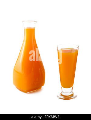 Orange farbigen Getränk auf einem weißen Hintergrund in Glas und Kanne. Stockfoto