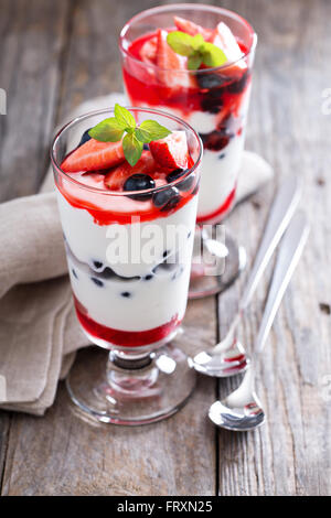 Joghurt-Parfait mit Beeren Stockfoto