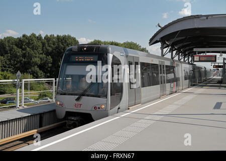 Ein Rotterdam Metro Zug ziehen in einen Sender in Rotterdam, Niederlande. Stockfoto