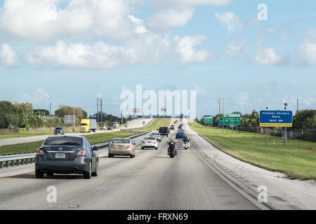 Verkehr mit Autos und Motorräder auf der Autobahn in Süd-Florida, USA Stockfoto