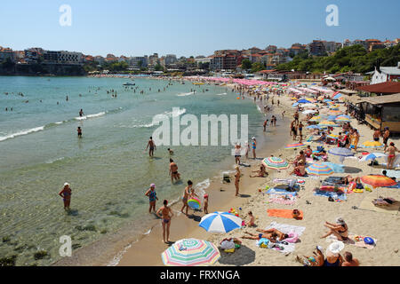 SOZOPOL, Bulgarien - Juli 19: Stadtstrand am 19. Juli 2015 in Stadt Sozopol, Bulgarien Stockfoto