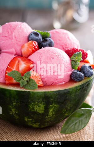 Erfrischende Beere Sorbet serviert in Wassermelone Stockfoto