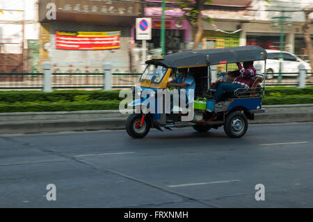 Tuk Tuk Beschleunigung nach unten Straße in Bangkok Stockfoto