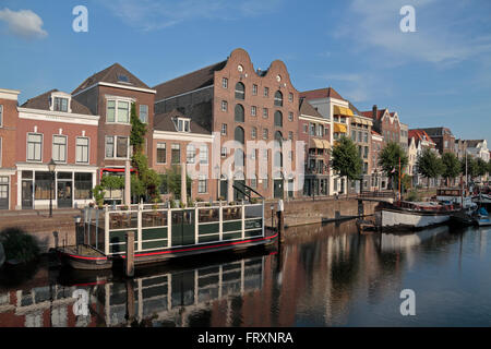 Boote vor Anker in Aelbrechtskolk, Delfshaven, Rotterdam, Niederlande. Stockfoto