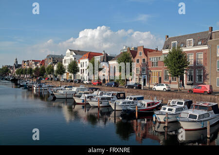 Boote vor Anker in Aelbrechtskolk, Delfshaven, Rotterdam, Niederlande. Stockfoto