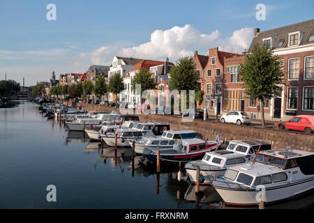 Boote vor Anker in Aelbrechtskolk, Delfshaven, Rotterdam, Niederlande. Stockfoto