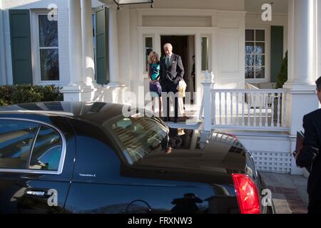 US-Vizepräsident Joe Biden und Dr. Jill Biden warten, Taoiseach Brian Cowan und seine Frau Mary Molloy für den St. Patricks Day-Frühstück in der Naval Observatory Residenz 17. März 2010 in Washington, DC zu begrüßen. Stockfoto