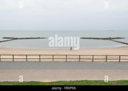 Aberdeen Strand, Aberdeen, Scotland, UK - traditionelle hölzerne Buhnen und größeren Felsen Buhnen Hilfe Strand vor Erosion zu schützen Stockfoto