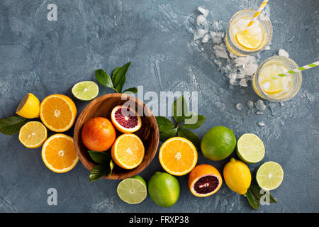 Zitrusfrüchte-Hintergrund mit Orangen, Limetten und Zitronen Stockfoto