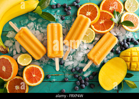 Mango Bananen Eis am Stiel auf Eis Stockfoto