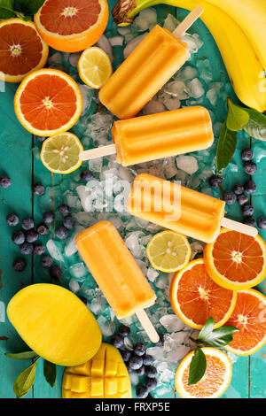 Mango Bananen Eis am Stiel auf Eis Stockfoto