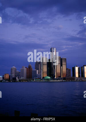 Blick auf die Skyline von Detroit in der Abenddämmerung, Detroit, Michigan, USA Stockfoto