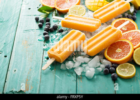 Mango Bananen Eis am Stiel auf Eis Stockfoto