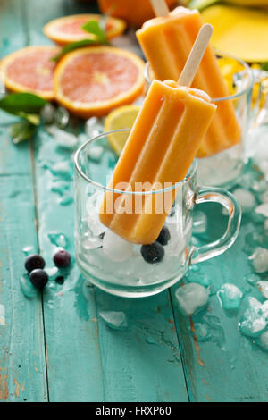 Mango Bananen Eis am Stiel auf Eis Stockfoto