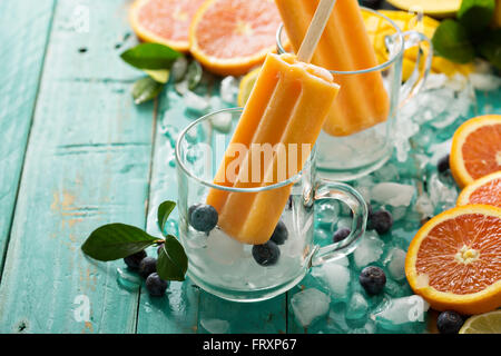 Mango Bananen Eis am Stiel auf Eis Stockfoto
