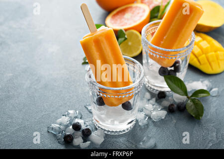 Mango Bananen Eis am Stiel auf Eis Stockfoto