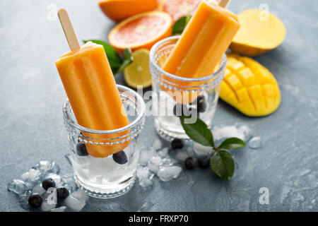 Mango Bananen Eis am Stiel auf Eis Stockfoto