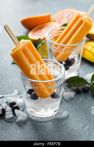 Mango Bananen Eis am Stiel auf Eis Stockfoto