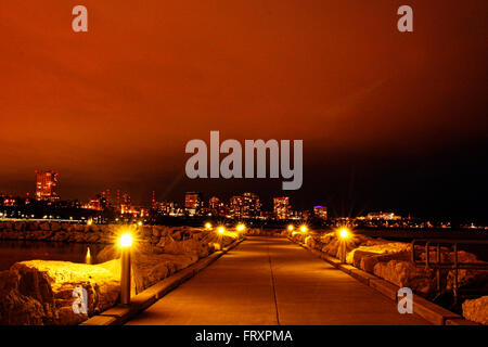 Milwaukee Skyline von Hafen-Mole Stockfoto