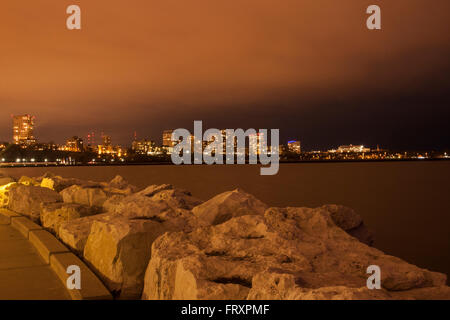 Milwaukee Skyline von Hafen-Mole Stockfoto