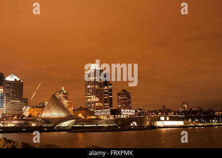 Milwaukee Skyline von Hafen-Mole Stockfoto