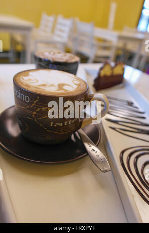 Cappuccino mit Schokoladenkuchen Stockfoto