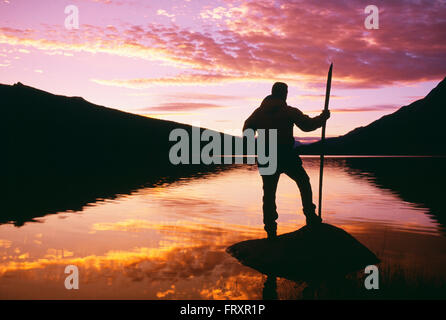 Silhouette der Wanderer steht ein See, Medicine Lake, Jasper Nationalpark, Alberta, Kanada Stockfoto