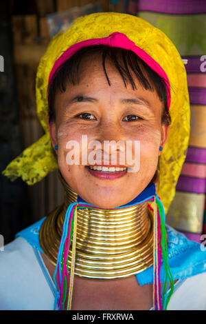 Unbekannte Frau von Karen Long Neck Village in der Nähe von Chiang Mai, Thailand. Stockfoto