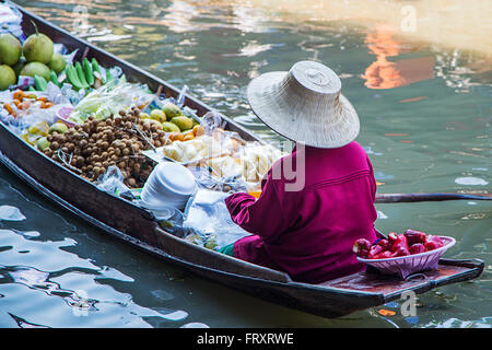 Unbekannte Einheimischen verkaufen frische, gekochte Lebensmittel und Souvenirs im schwimmenden Markt in Bangkok. Stockfoto