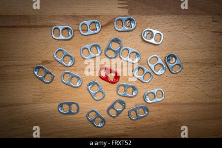 Rot Metall Ring-Pull-sich abheben von der Masse, Leadership, Unterschied Konzept Stockfoto