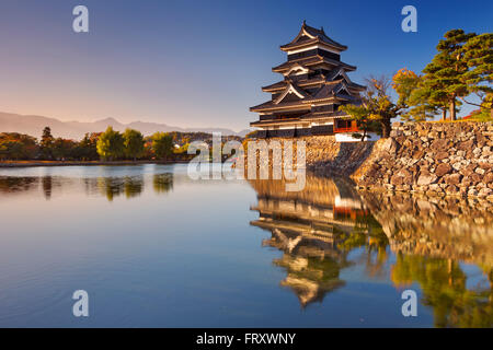 Matsumoto Castle (Matsumoto-Jo, 松本城) in der Stadt von Matsumoto, Japan bei Sonnenuntergang. Stockfoto