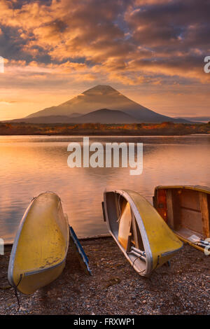 Mount Fuji (Fujisan, 富士山), fotografiert bei Sonnenaufgang vom See Shoji (Shojiko, 精進湖). Stockfoto