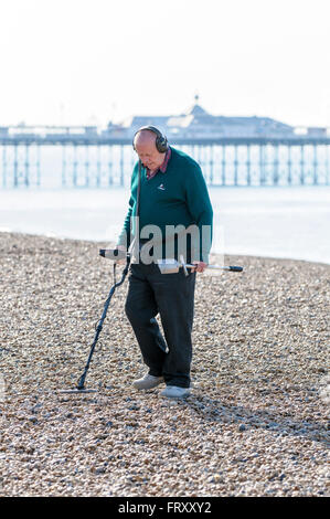 Senior woman Metalldetektoren auf Brighton Beach, East Sussex, England, UK Stockfoto