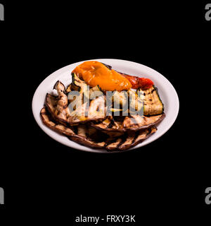 Gegrilltes Gemüse auf schwarzem Hintergrund-Stillleben Stockfoto