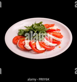 Italienischer Salat Caprese auf schwarzem Hintergrund-Stillleben Stockfoto