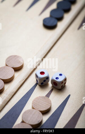 Farbbild des ein Backgammon-Brett mit Würfeln. Stockfoto