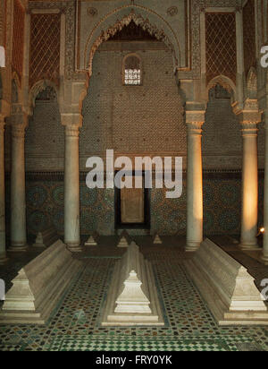 Zentralraum des Mausoleums Saadian Gräber in der Medina, der ursprünglichen arabischen Teil von Marrakesch, El Mansour Grab in der Mitte Stockfoto