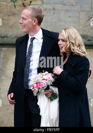 Die Hochzeit von Billie Piper und Laurence Fox an der Kirche von St. Marien in Easebourne, West Sussex .31st Dezember 2007 Credit: James Boardman / Alamy Live News Stockfoto