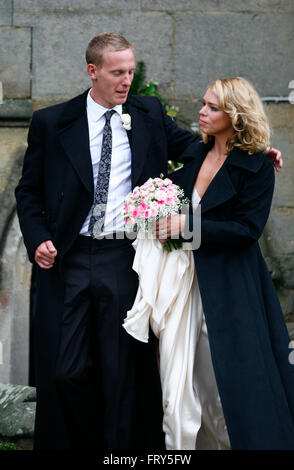 Die Hochzeit von Billie Piper und Laurence Fox an der Kirche von St. Marien in Easebourne, West Sussex .31st Dezember 2007 Credit: James Boardman / Alamy Live News Stockfoto